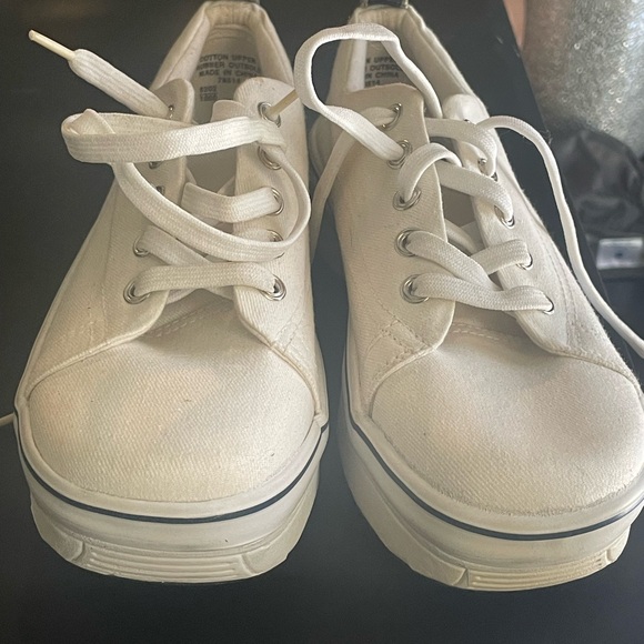 DOC’s Low Top Canvas Sneakers - Picture 9 of 9